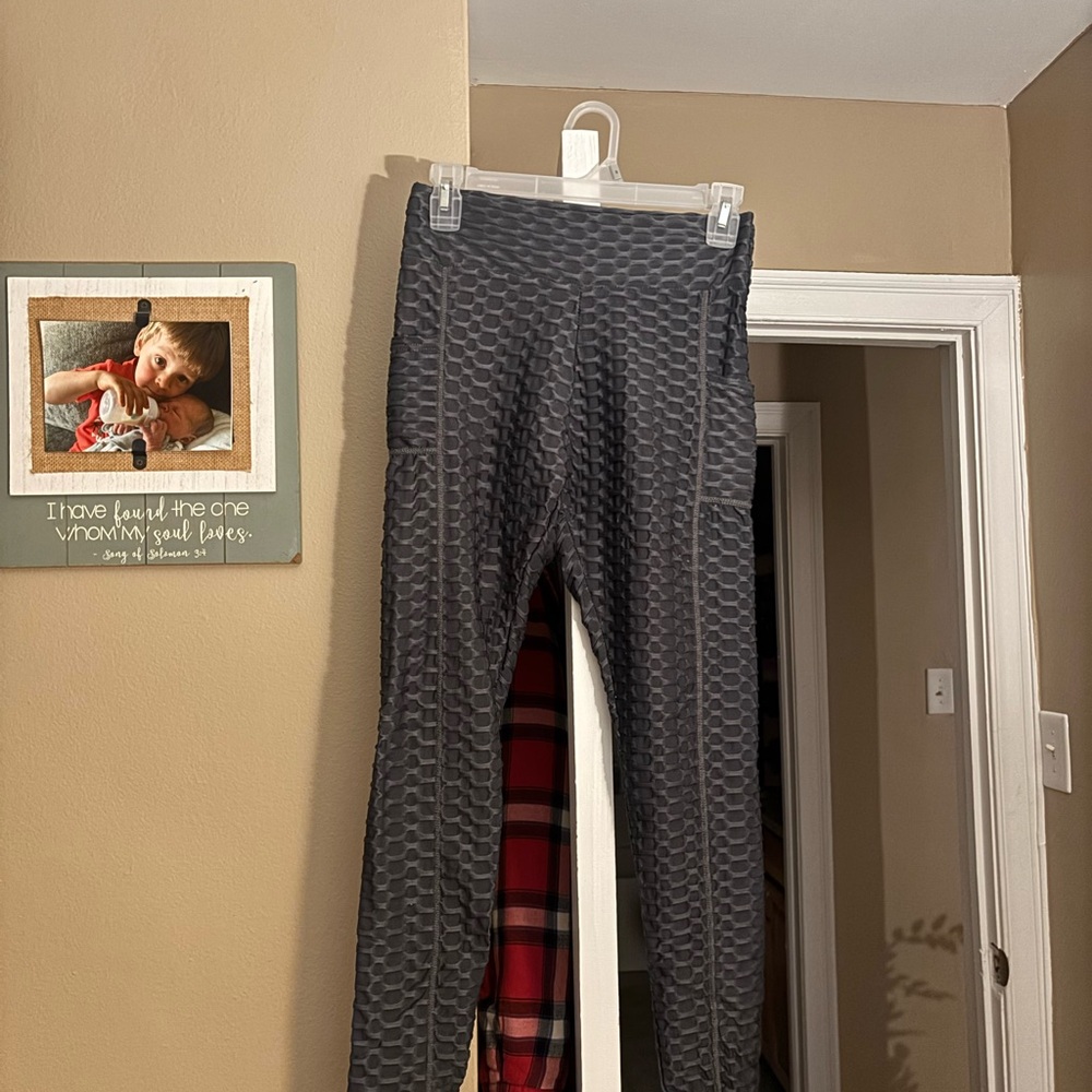 Textured High-Waist Active Leggings - Charcoal Gray butt scrunch